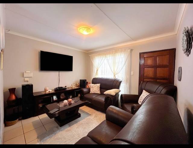 2 BEDROOM HOUSE FOR SALE IN VANDERBIJLPARK CE 4